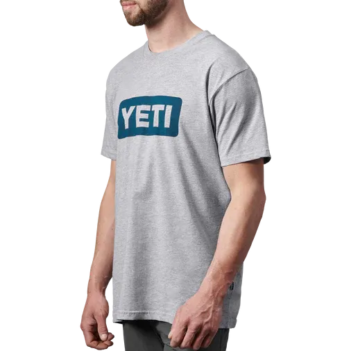 YETI LOGO BADGE PREMIUM SHORT SLEEVE TSHIRT - Gray/Navy